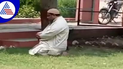 ಅಲಿಗಢ ಕಾಲೇಜು ಕ್ಯಾಂಪಸ್ ನಲ್ಲಿ ಶಿಕ್ಷಕನ ನಮಾಜ್, ಕ್ರಮ ಕೈಗೊಳ್ಳುವಂತೆ ಆಗ್ರಹಿಸಿದ ಯುವ ಬಿಜೆಪಿ!