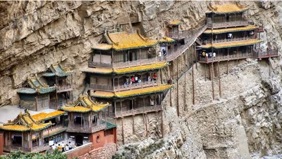 10 फोटो में देखिए लकड़ी के सहारे झूलता यह मंदिर, खास तेल का हुआ लेप, 1500 साल में न सड़ी, ना भूकंप से गिरी  