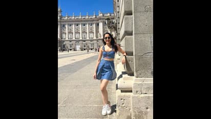 బ్రాని తలపించే టాప్‌, పొట్టి స్కర్ట్ లో థైస్‌ అందాలతో పిచ్చెక్కిస్తున్న ప్రగ్యా.. ఫారెన్‌ వీధుల్లో రచ్చ..