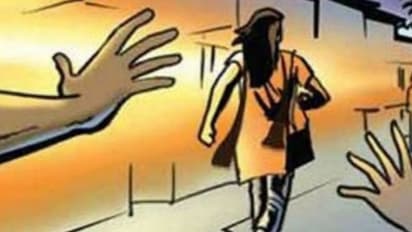 बीच सड़क पर सामने आया एमबीए छात्रा का हाई वोल्टेज ड्रामा, जानिए किस बात को लेकर हुआ हंगामा