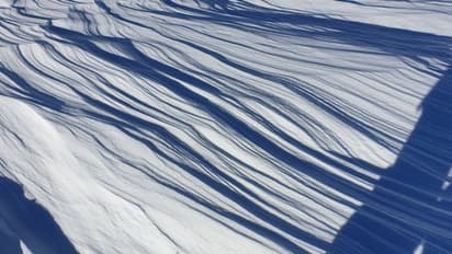 మంచులో కూరుకుపోయిన వ్యక్తిని కాపాడిన సంచలన వీడియో వైరల్.. నిమిషాల్లో ప్రాణాలు నిలిపాడు