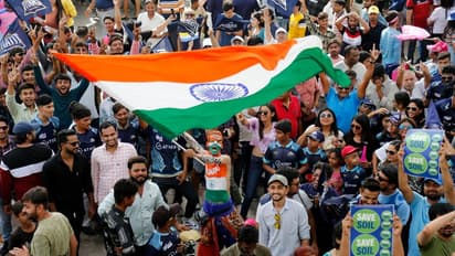 ಐಪಿಎಲ್ ಪ್ಲೇ-ಆಫ್ ಟಿಕೆಟ್ಗಾಗಿ ನೂಕುನುಗ್ಗಲು!