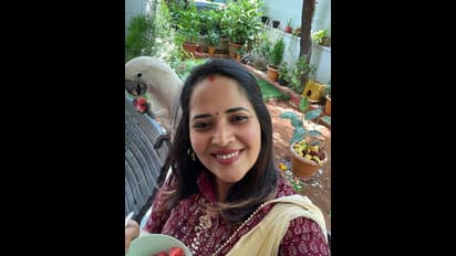 Anasuya: భర్త కాళ్ళు మొక్కిన అనసూయ.. ఎమోషనల్ కామెంట్స్, ఫోటోస్ వైరల్ 