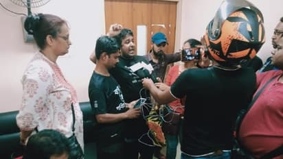 দুর্ঘটনায় কাটা হাত সারমেয়-র মুখে, সহযোদ্ধাকে দেওয়া চিকিৎসকের প্রতিশ্রুতি ভঙ্গ, সরব বাংলা পক্ষ