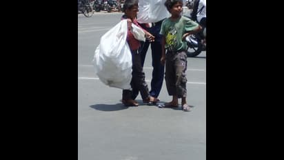మానవత్వం చాటుకున్న డ్యాన్సింగ్ ట్రాఫిక్ పోలీసు.. మండుతున్న రోడ్డు.. చెప్పుల్లేని పిల్లాడిని కాళ్లపై నిలబెట్టి