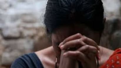 அடிக்கடி வெளியூர் சென்ற மகன்.. சைடு கேப்பில் மருமகளுக்கு பிராக்கெட் போட்டு உல்லாசத்துக்கு அழைத்த மாமனார்.!