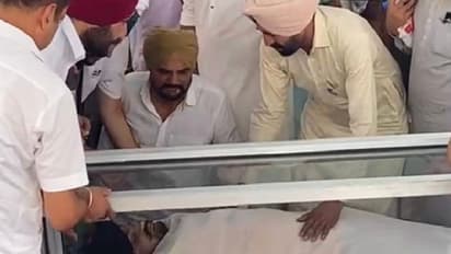 मूसेवाला को आखिरी सलाम: सामने आई अंतिम संस्कार से पहले की तस्वीर, पिता ने उढ़ाया बेटे को कफन, रोते-बिखते फैंस