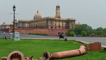 दिल्ली में आंधी-बारिश ने मचाई तबाही, पेड़ उखड़े, पानी में बह गया शख्स, हाथ पर है टैटू-'किरण आई लव यू'