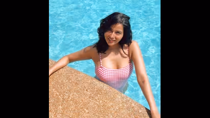 கண்ணாடி முன்னாடி கண்ணை கட்ட வைக்கும் ரைசா வில்சன்..ஹாட் போட்டோ சூட்