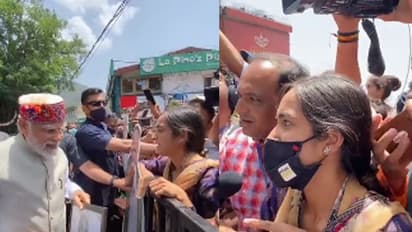 ആ പെണ്കുട്ടിയെ വഴിയരികില് കണ്ട് വാഹനം നിര്ത്തി മോദി ഇറങ്ങി, കാരണം കയ്യിലെ ആ ചിത്രം: വീഡിയോ