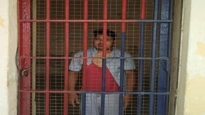 थाने के अंदर महिला को जड़े गए 20 थप्पड़, वीडियो बनता देख दौड़े पुलिसकर्मी और आरोपी को किया गिरफ्तार