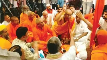 नासिक के धर्म संसद में महाभारत! हनुमान जन्मस्थान को लेकर आपस में भिड़े संत, माइक छीनकर मारने के लिए किया हमला