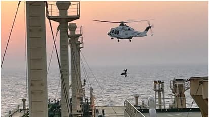 നടുക്കടലില് കപ്പലിനുള്ളില് വെച്ച് ഹൃദയാഘാതം; നാവികനെ എയര്ലിഫ്റ്റ് ചെയ്ത് പൊലീസ്