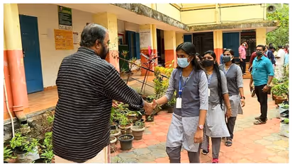 പാതിമുറിഞ്ഞ അധ്യായന വർഷങ്ങൾക്ക് വിട; കൊവിഡ് കാലത്തെ അതിജീവിച്ച് കുട്ടികള് സ്കൂളിലേക്ക്, പ്രവേശനോത്സവം