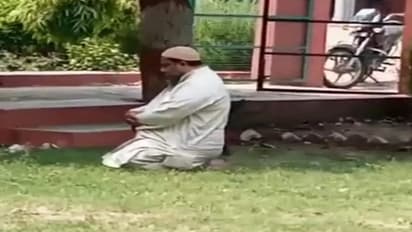 अलीगढ़: एक माह की छुट्टी पर भेजे गए कॉलेज कैंपस में नमाज पढ़ने वाले प्रोफेसर, छात्र नेता ने कही गई थी बड़ी बात