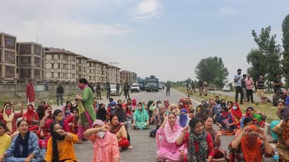 Targeted Killings: కశ్మీరీ పండిట్ల ఆందోళన.. కశ్మీర్ విడిచి వెళ్లిపోతాం