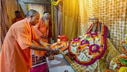 अयोध्या: सीएम योगी ने रखी गर्भगृह की पहली शिला, कहा- यह मंदिर भारत का राष्ट्र मंदिर होगा