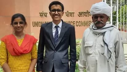 मजदूर अनपढ़ मां-बाप का होनहार बेटा, पहले IIT और अब बना IAS अफसर, कोचिंग तक नहीं की...बताया सफलता का राज
