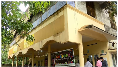 കുട്ടികളെ സ്കൂള് മാറ്റിയതില് വിവാദം; സന്ദേശം കിട്ടിയത് അവസാന നിമിഷം, അംഗീകരിക്കില്ലെന്ന് രക്ഷിതാക്കൾ