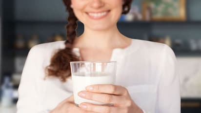 குழந்தைகளுக்கு பாலில் மருந்து.. தண்ணீருக்கு பதில் பாலுடன் மருந்து உட்கொள்வது சரியா? அறிவியல் என்ன சொல்கிறது..