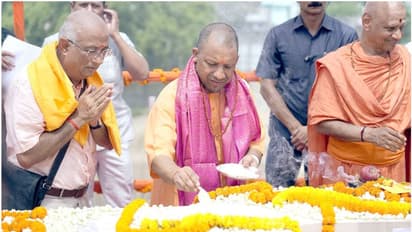 രാമക്ഷേത്രത്തിന്റെ ശ്രീകോവിലിന് തറക്കല്ലിട്ട് യോ​ഗി ആദിത്യനാഥ്; ഐക്യത്തിൻ്റെ പ്രതീകമെന്ന് യുപി മുഖ്യമന്ത്രി