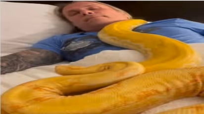 सोते हुए शख्स के शरीर पर जब आ गए दो अजगर, सोशल मीडिया पर वायरल हो रहा वीडियो 