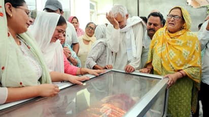 10 तस्वीरों में देखें कहां-क्या हुआः टीचर की डेडबॉडी देख हर कोई रोया, उधर बस को बनाया हाईटेक क्लास रूम