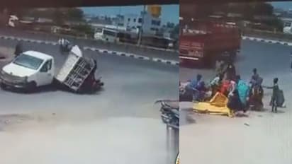 ಚಲಿಸುತ್ತಿದ್ದಾಗಲೇ ಎರಡು ಭಾಗವಾದ ಪಿಕ್ಅಪ್ ವಾಹನ: ರಸ್ತೆಗುರುಳಿದ ಜನ