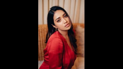 ఘాటు అందాలతో టెంపరేచర్ పెంచుతున్న నివేదా పేతురాజ్.. మతిపోయే ఫోజులతో టెంప్ట్ చేస్తున్న గ్లామర్ బ్యూటీ