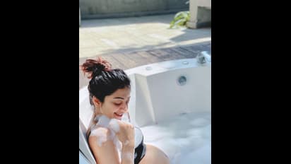 Pranitha Subhash: బాత్ టబ్ లో బేబీ బంప్ చూపుతూ ప్రణీత... ఒంటిపై నురగలు ముఖంలో నవ్వులు..!