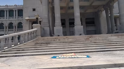 Belagavi: ಸುವರ್ಣಸೌಧ ಎದುರು ಶಾವಿಗೆ ಒಣಹಾಕಿ ಕೆಲಸ ಕಳೆದುಕೊಂಡ ಕಾರ್ಮಿಕ ಮಹಿಳೆ