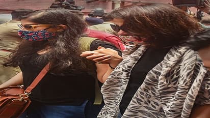 केके को अंतिम विदाई देते हुए पत्नी का हुआ बुरा हाल, तस्वीरों में देखें बच्चों की कैसे उजड़ गई दुनिया 