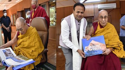 दलाई लामा ने DM रविंद्र कुमार की बुक का किया विमोचन, जानें झांसी के इस ऑफिसर ने किस टॉपिक पर लिखी है किताब