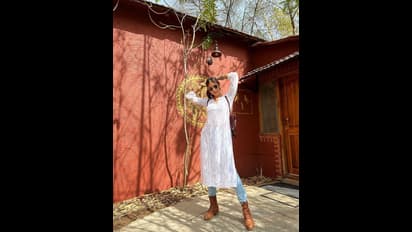 పులుల మధ్య బోల్డ్ బ్యూటీ మాళవిక మోహనన్‌.. అడవిలో ఫ్రెండ్స్ తో కలిసి రచ్చ.. 