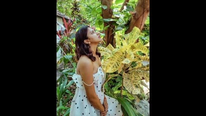 అమలాపాల్ తెగింపు.. జబ్బలపై టాప్‌ జారిపోతుండగా  ప్రకృతిలో అందాల విందుతో మైండ్‌ బ్లోయింగ్ పోజులు..