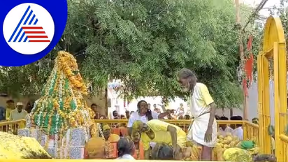 Bagalkote: ದೇವಿಯ ಹೆಸರಲ್ಲಿ ತಲೆಗೆ ತೆಂಗಿನಕಾಯಿ ಒಡೆದುಕೊಳ್ತಾರೆ: ಇದು ದುರ್ಗಾದೇವಿ ವಿಶೇಷ ಜಾತ್ರೆ!