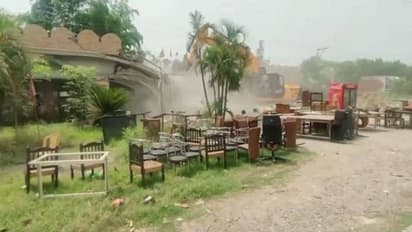 आजम के करीबी और सपा के पूर्व जिलाध्यक्ष के होटल पर चला बुलडोजर, प्रशासन कर चुका है भूमाफिया घोषित