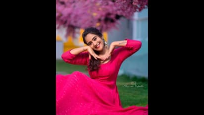 పింక్ డ్రెస్లో క్యూట్ అందాలతో పిచ్చెక్కిస్తున్న దీప్తి సునైనా.. షణ్ముఖ్ అన్ లక్కీ ఫెలో అంటూ కామెంట్లు