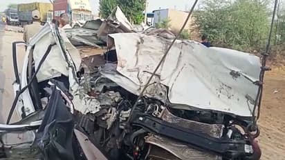 पलक झपकी और आ गई मौत : खाटूश्यामजी दर्शन के लिए जा रहे छात्रों की कार ट्रक में घुसी, टुकड़ों में बंट गए शव