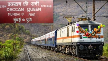 Deccan Queen Express: भारत की पहली डीलक्स ट्रेन ने 92 साल की सेवा की पूरी, केक काटकर मनाया गया जश्न