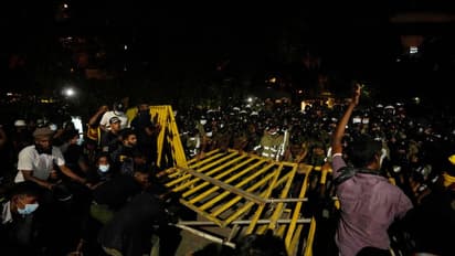 Sri Lanka Crisis : കലാപമൊടുങ്ങാതെ ലങ്ക; രാത്രിയും പ്രസിഡന്‍റിന്‍റെ കൊട്ടാരത്തിൽ  തുടർന്ന് പ്രതിഷേധക്കാർ