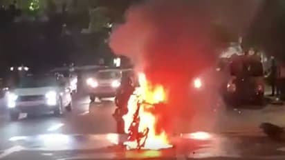 డ్రైవింగ్ చేస్తుండగానే బైక్లో మంటలు.. తృటిలో తప్పించుకున్న రైడర్