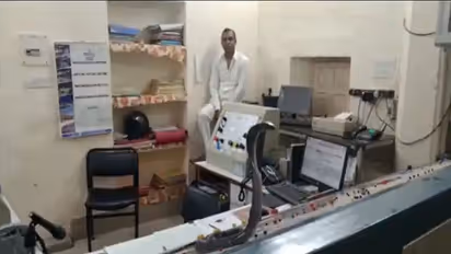 गुजर रही थी दो ट्रेनें और सिग्नल पैनल पर जा बैठा कोबरा सांप, स्टेशन मास्टर ने देखा तो फूले हाथ-पांव