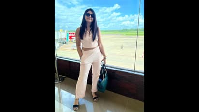 ఎయిర్ పోర్టులో పూనమ్ బజ్వా  కూల్ పిక్స్.. స్టైలిష్ లుక్ లో అట్రాక్ట్ చేస్తున్న గ్లామర్ బ్యూటీ.. 