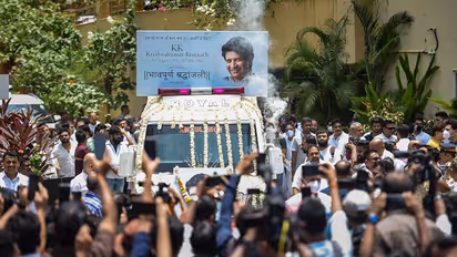 10 तस्वीरों में देखें कहां-क्या हुआः केके को बॉलीवुड सेलेब्स ने दी विदाई, हार्दिक ने थामा कमल