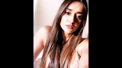 Ileana: చిన్న ముడితో అందాలని కవర్ చేస్తున్న ఇలియానా.. మైండ్ బ్లోయింగ్ సోకులకు నెటిజన్లు దాసోహం 