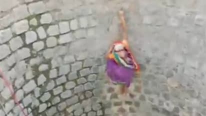 தண்ணீர் எடுக்க உயிரை பணயம் வைக்கும் பெண்கள்.. இணையத்தில் வெளியான பகீர் வீடியோ..!