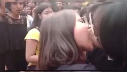 দিল্লি বিশ্ববিদ্যালয়ের মধ্যে ঠোঁটে ঠোঁট সাটিয়ে প্রাইড মানথ সমকামীদের, ছবি মুহূর্তে ভাইরাল