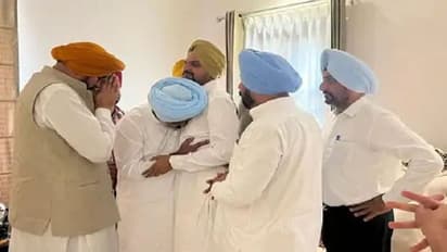 मूसेवाला के गांव में भगवंत मान का विरोध : पंजाबी सिंगर के माता-पिता से सीएम की मुलाकात, बाहर नारेबाजी