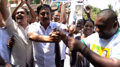 'തിരുത തോമസ് വേണോ, ഫ്രീ', കെ വി തോമസിന്റെ വീടിന് മുന്നിൽ തിരുത മീനുമായി കോൺഗ്രസ്